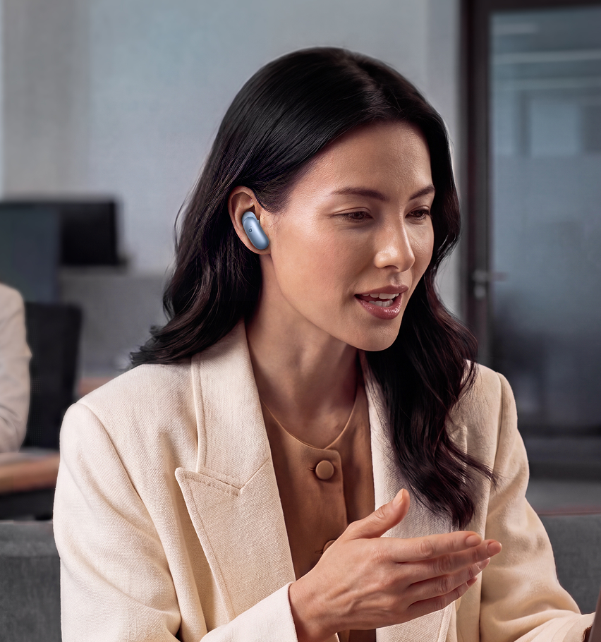 配戴 Liberty 5 Pro 的女性進行語音控制
